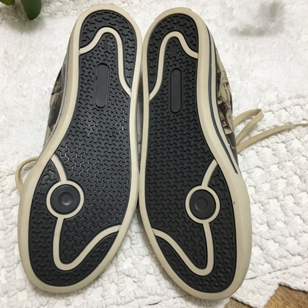 DoGo hand painted vegan ‘Catpire’ sneakers - Picture 8 of 16